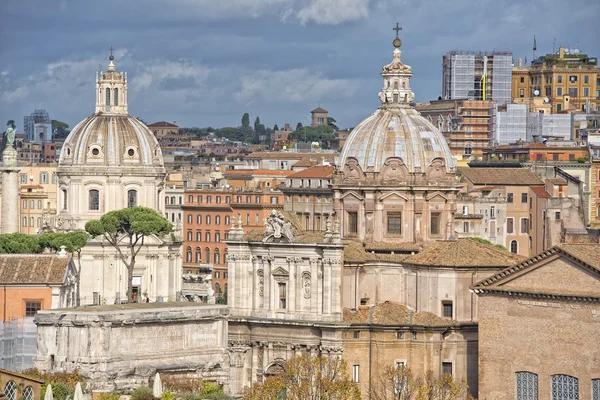 Roma vista paisagem urbana no dia ensolarado nublado — Fotografia de Stock