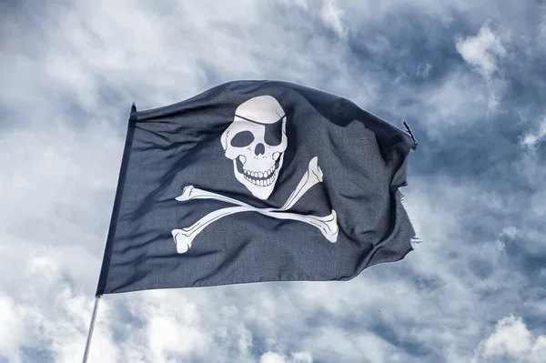 Размахивая пиратским флагом, веселый Роджер — стоковое фото