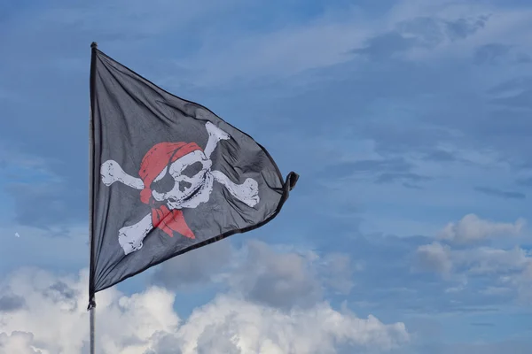 Hullámzó kalóz zászló jolly roger — Stock Fotó