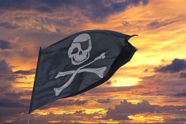 Agitant drapeau pirate joyeux roger — Photo