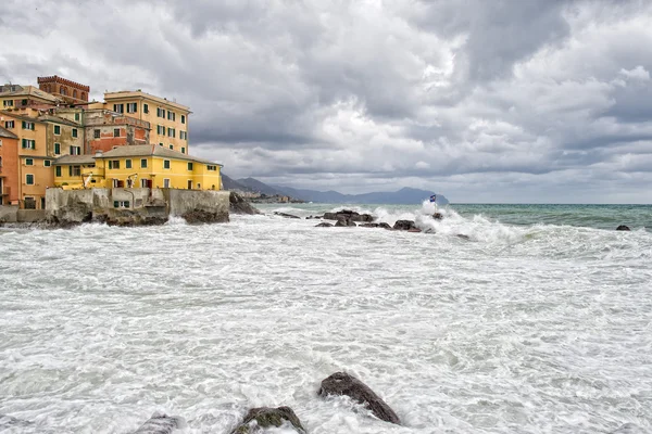 Mer dans la tempête sur les rochers du village italien — Photo