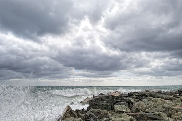在暴风雨的意大利村庄的岩石上的海 — 图库照片