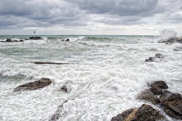 Zee in tempest op rotsen van Italiaanse dorp — Stockfoto