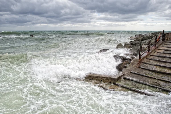 Zee in tempest op rotsen van Italiaanse dorp — Stockfoto