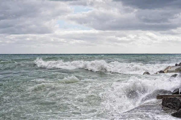 Zee in tempest op rotsen van Italiaanse dorp — Stockfoto