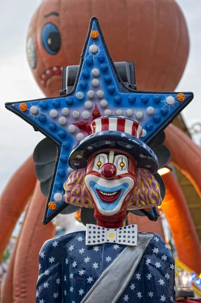 Tivolit Carnival Luna Park amerikansk clown — Stockfoto