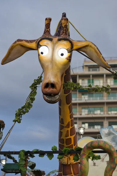 Fun Fair Karneval Luna Park pohybující se světla na pozadí žirafa — Stock fotografie