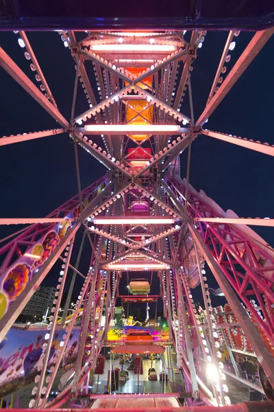 Wesołe miasteczko karnawał Luna Park koło panoramiczne — Zdjęcie stockowe