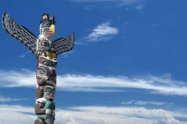 Totem poste de madeira no fundo azul nublado — Fotografia de Stock