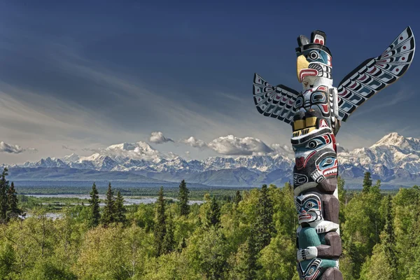 Un mât totémique en fond de montagne — Photo