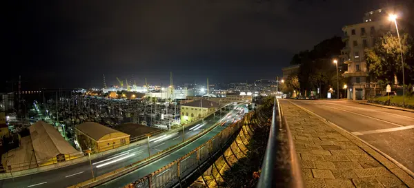 Chemins de lumière de voiture sur Gênes Flyover la nuit — Photo