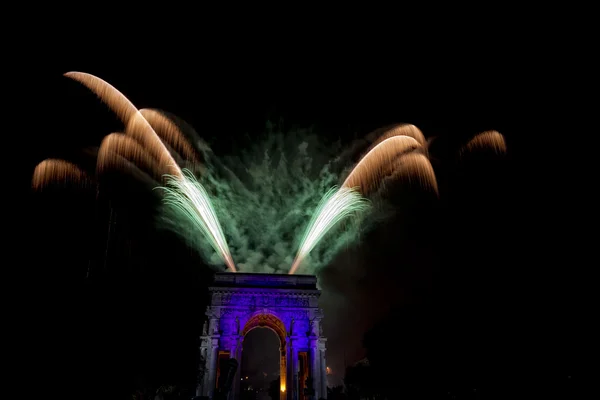 Feliz Ano Novo e Feliz Natal fogos de artifício no arco triunfo — Fotografia de Stock