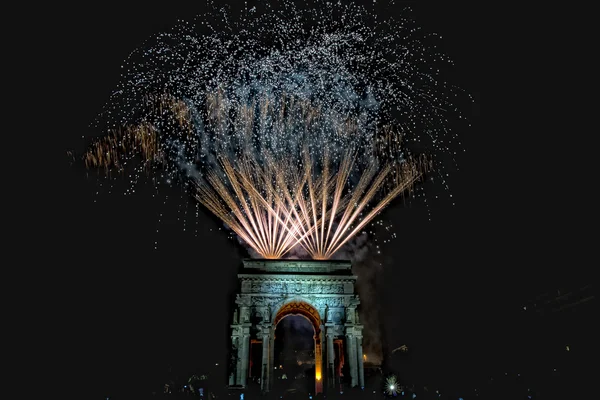 Feliz año nuevo y feliz Navidad fuegos artificiales en arco de triunfo — Foto de Stock