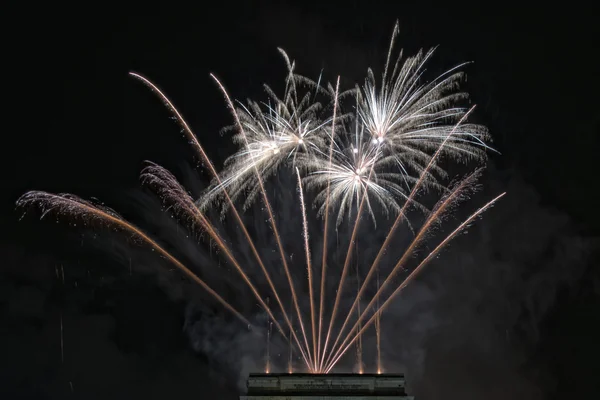 Feliz año nuevo y feliz Navidad fuegos artificiales sobre fondo negro —  Fotos de Stock