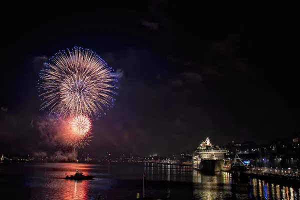 Nouvel An feux d'artifice dans le port de Stockholm Suède — Photo