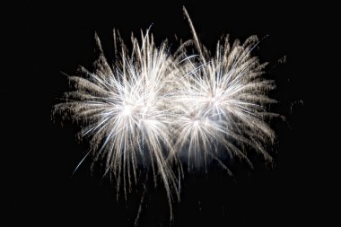 Happy new year ve siyah arka plan üzerinde merry xmas havai fişek