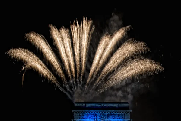 Feliz Ano Novo e Feliz Natal fogos de artifício no arco triunfo — Fotografia de Stock