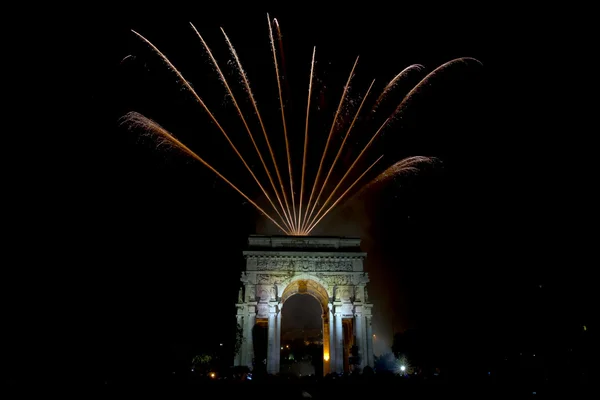 Feliz Ano Novo e Feliz Natal fogos de artifício no arco triunfo — Fotografia de Stock