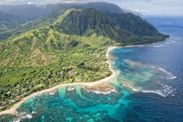 Kauai się napali wybrzeże widok z lotu ptaka — Zdjęcie stockowe