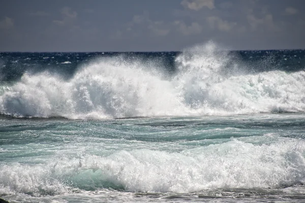 Vlny Tichého oceánu na pobřeží — Stock fotografie
