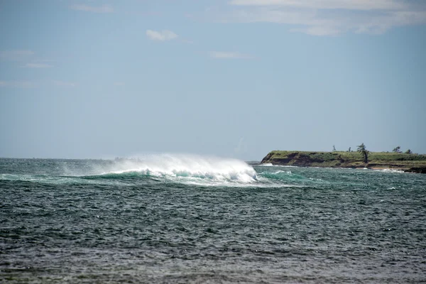 Csendes-óceán hullámai a partra — Stock Fotó
