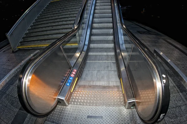 Metro escada rolante em movimento — Fotografia de Stock