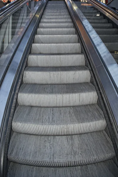 Metro escada rolante em movimento — Fotografia de Stock