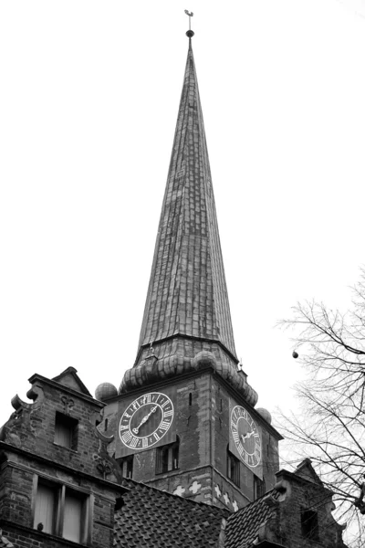 Медная крыша церкви Любек — стоковое фото