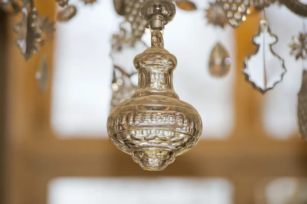 Ciondolo in vetro dettaglio del lampadario sala — Foto Stock