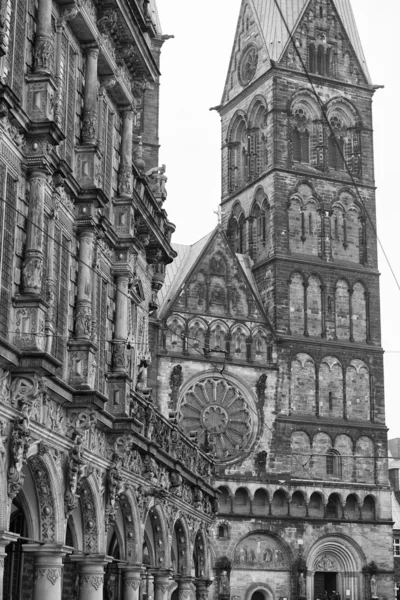 Bremen city hall bas opluchting familie schild in zwart-wit — Stockfoto