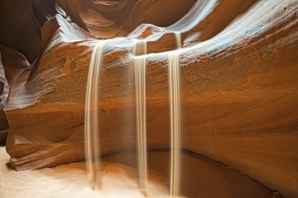 Antelope canyon pohled s paprsky světla — Stock fotografie