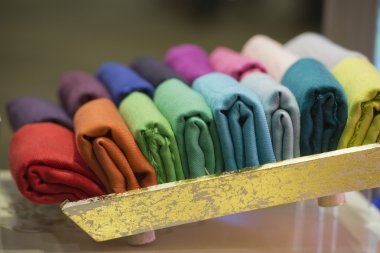 farklı renklerde ipek kumaş