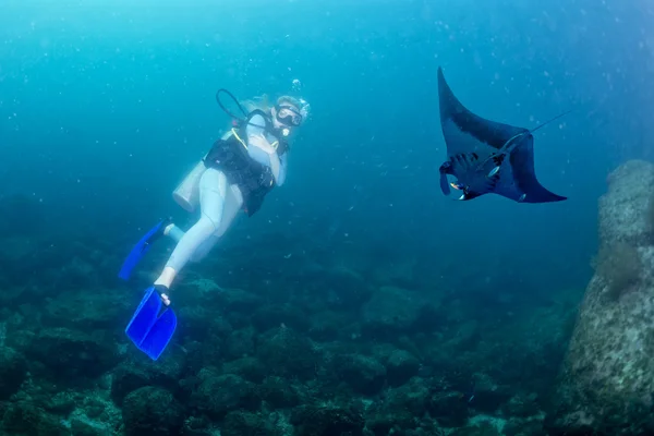 Szőke búvár lány manta a mély kék tenger — Stock Fotó