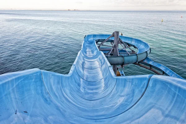 바다로 워터 슬라이드 — 스톡 사진
