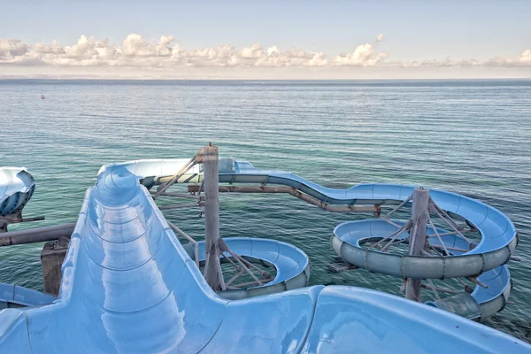 Tobogán de agua junto al mar — Foto de Stock