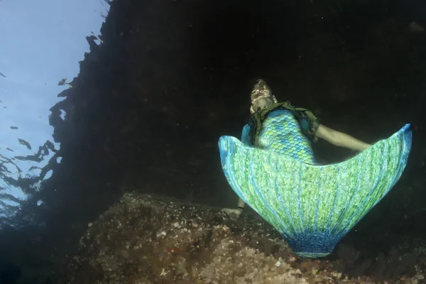 Mořská panna setkání potápěč pod vodou — Stock fotografie