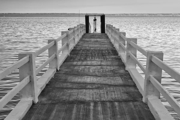 Plateforme en bois sur la mer en noir et blanc — Photo