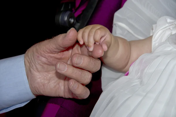 Stary były ręce, trzymając jeden niemowlę noworodka — Zdjęcie stockowe