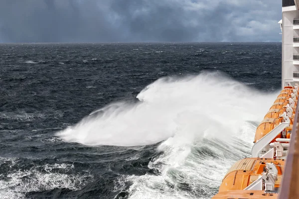 Navio na tempestade — Fotografia de Stock