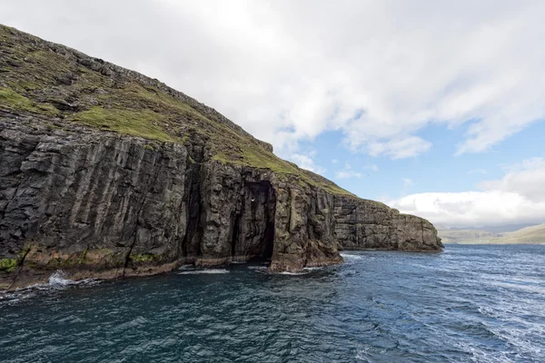 Uzak oer danmark vestmanna kayalıklarla panorama — Stok fotoğraf