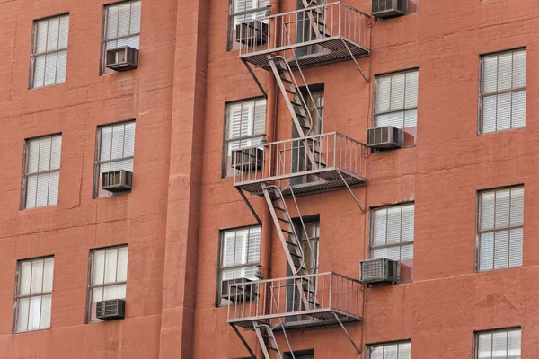ラ建物錆びた消防車のはしご — ストック写真