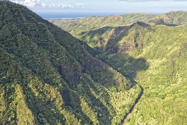 Kauai hawaii Adası dağlar havadan görünümü — Stok fotoğraf