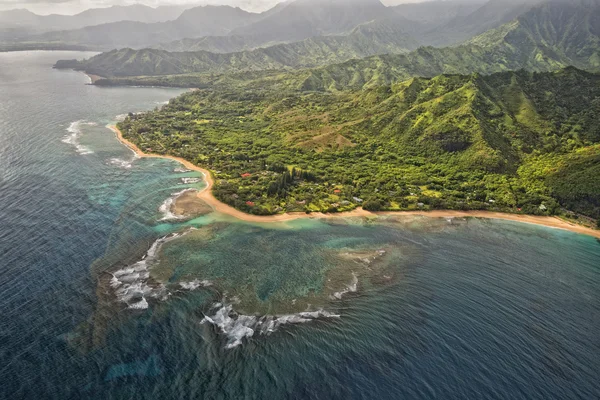 Kauai się napali wybrzeże widok z lotu ptaka — Zdjęcie stockowe