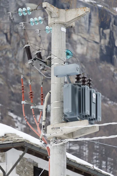 Elektrik güç hatları bağlayıcı karda