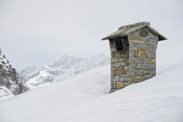 Zimowy czas górski dom komin — Zdjęcie stockowe