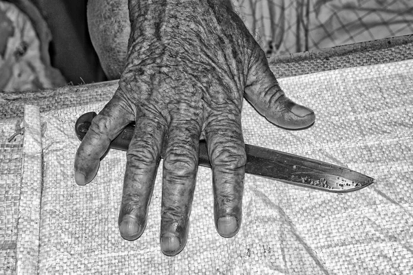 Ręka stary rybak w czerni i bieli — Zdjęcie stockowe