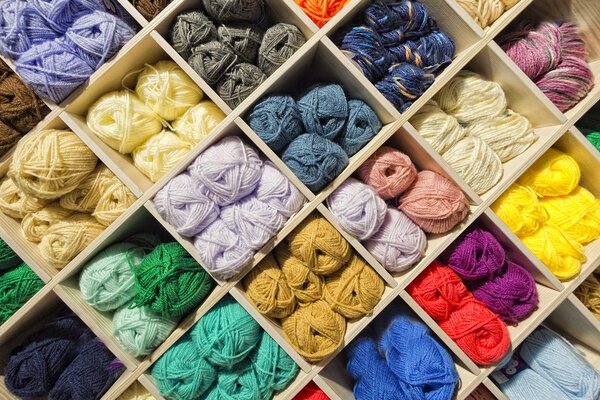 Шарики из шерсти разных цветов
