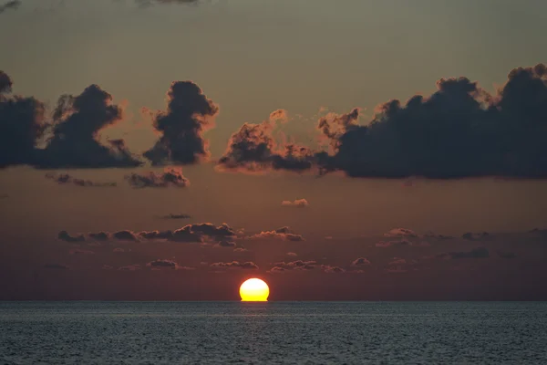 Goldener Sonnenuntergang auf den Malediven — Stockfoto