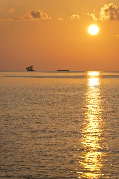 Pôr do sol dourado nas maldivas — Fotografia de Stock