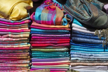 farklı renklerde ipek kumaş